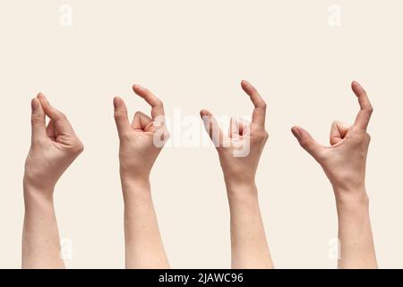 Mehrere weibliche Hand machen das Symbol, das Messen oder Größe mit Fingern isoliert auf beigem Hintergrund. Mit geöffneten Handfingern in Schritten einstellen. Stockfoto