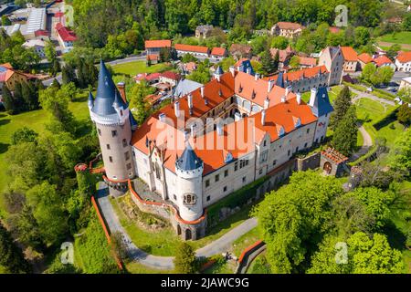 Luftaufnahme des Schlosses Zleby in der Region Mittelböhmen, Tschechische Republik. Die ursprüngliche Burg Zleby wurde im neugotischen Stil des Schlosses umgebaut. Chatten Stockfoto