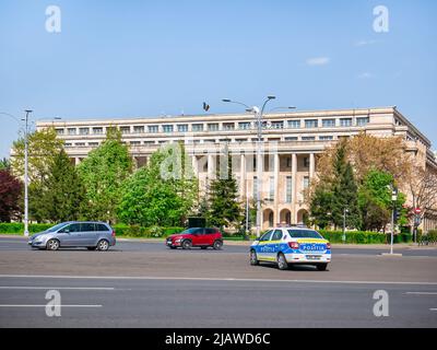 Bukarest, Rumänien - 04.24.2022: Polizeiwagen vor dem Victoria-Palast auf dem Siegesplatz befindet sich der Hauptsitz der rumänischen Gouverneure Stockfoto