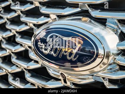 Nahaufnahme Detail mit Ford american Cars Markenlogo. Stockfoto