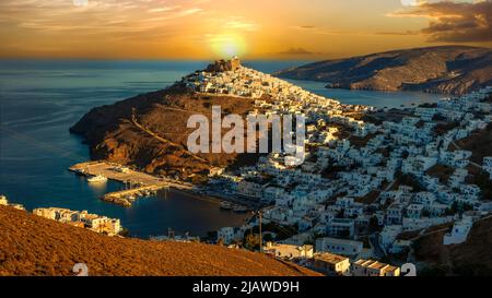 Atemberaubende mediterrane Sonnenuntergangslandschaft. Wunderschöne Insel Astypalea (Astypalaia), Blick auf das Dorf Chora und die Burg. Dodekanes, Griechenland Reisen Stockfoto