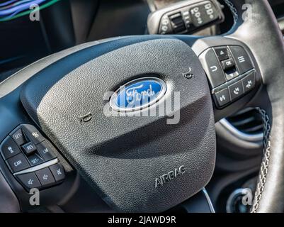Nahaufnahme Detail mit dem Logo von Ford Firmenwagen auf einem Lenkrad Stockfoto