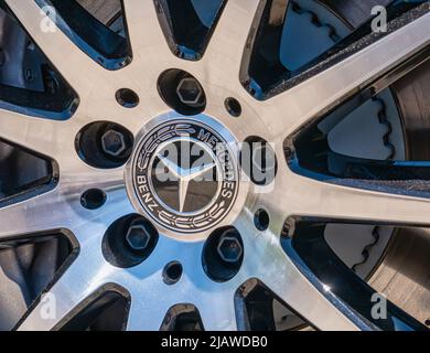 Bukarest, Rumänien - 05.20.2022: Nahaufnahme mit dem Mercedes-logo des deutschen Automobilherstellers auf dem Felgenrad Stockfoto