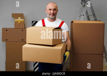 Mann im mittleren Alter in uniformem Karton, Porträt Stockfoto