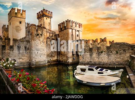 Die schönsten mittelalterlichen Burgen Italiens - Scaligero Castle in Sirmione. Lago di Garda im Norden, Lombardei Stockfoto