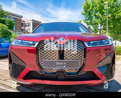 Bukarest, Rumänien - 05.20.2022: Nahaufnahme des neuen BMW iX voll-Elektroautos. Stockfoto