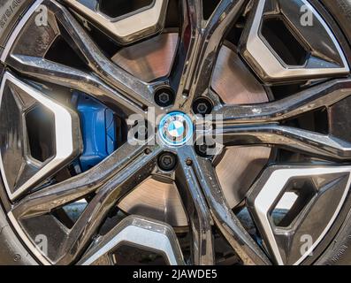 Bukarest, Rumänien - 05.20.2022: Nahaufnahme mit dem deutschen BMW Automobilhersteller-Logo auf dem Felgenrad Stockfoto