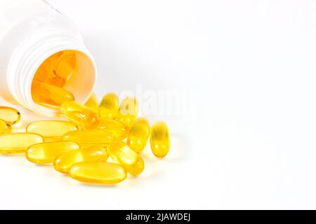 Hellgelbe ovale Pillen mit Fischöl (Omega-3 Vitamin) in der medizinischen Flasche auf weißem Hintergrund mit Kopierraum. Stockfoto