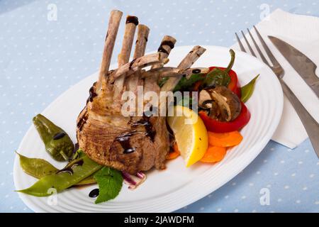 Gebackene Lammkarree mit Gemüse Stockfoto
