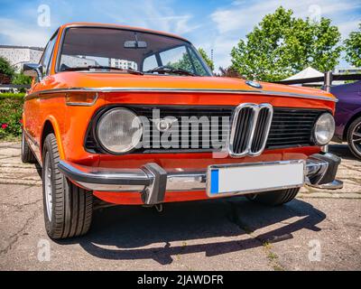 Bukarest, Rumänien - 04.24.2022: Red vintage old School BMW 2002 ti. Vorderansicht mit einem seltenen Auto Stockfoto
