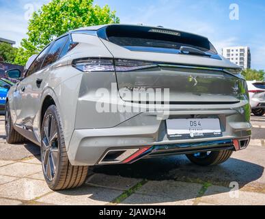 Bukarest, Rumänien - 04.24.2022: Rückansicht mit dem Plug-in-Hybrid-Luxuswagen DS 4 E-TENSE Stockfoto