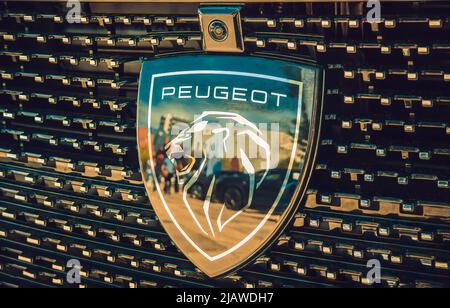 Bukarest, Rumänien - 04.24.2022: Nahaufnahme mit dem französischen Peugeot-Logo. Stockfoto