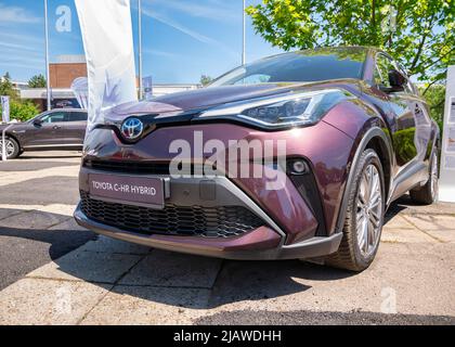 Bukarest, Rumänien - 05.20.2022: Vorderansicht des neuen Toyota C-HR Hybrid. Stockfoto