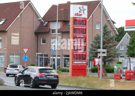 firo: 01.06.2022 Wirtschaft, vñl Krise, die Bundesregierung hat heute die Kraftstoffpreisbremse angezogen. Füllen Autofahrer heute Benzinpumpen auf, wenn die Kraftstoffpreisbremse kommt? Die günstigeren Preise gibt es hier auf der Mvºnsterstravue in Dvºlmen wohl nicht gleich, ein Liter E10 Benzin kostet 1,80 Euro Stockfoto