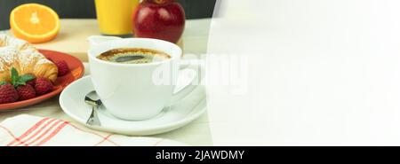 Tasse mit frisch gebrühtem Kaffee zum Frühstück. Frühstück mit heißem Kaffee auf einem Tablett. Weiße Tasse Cappuccino. Hintergrund mit Platz für Text Stockfoto