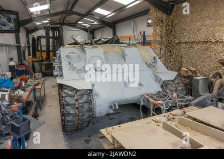 Ein Sherman-Panzer aus dem Jahr M4 wird im Eden Camp Modern History Theme Museum in der Nähe von Malton, North Yorkshire, England restauriert. Stockfoto