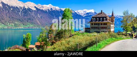 Atemberaubende idyllische Naturkulisse des Brienzersees mit türkisfarbenem Wasser. Schweiz, Kanton Bern. Iseltwald Stockfoto