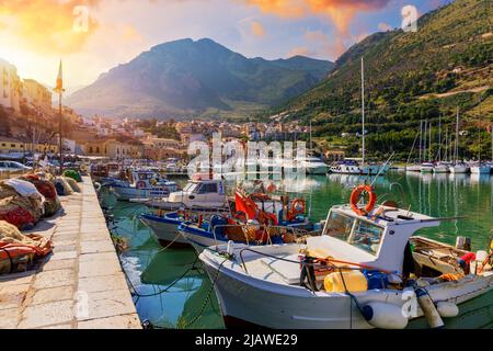 Sizilianischen Hafen mit Fischerbooten von Castellammare del Golfo Dorf Sizilien, Trapani, Italien. Castellammare del Golfo Stadt (Golf von Castellammare) ein Stockfoto