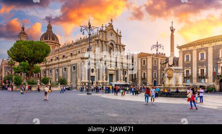 Piazza del Duomo in Catania an einem Sommertag, mit dem Dom der Heiligen Agatha und dem Elefantenbrunnen. Sizilien, Süditalien. Blick auf die Kathedrale Sant Agat Stockfoto