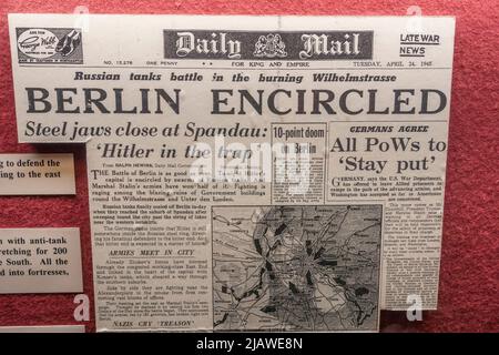 „Berlin umkreiste“ Schlagzeile in der Tageszeitung Daily Nail am Dienstag, dem 24.. April 1945, als russische Soldaten nach Berlin einmarschierten. Stockfoto
