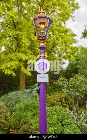 London, Großbritannien. 1.. Juni 2022. Eine Platinum Jubilee Lampe im St. James's Park. Kredit: Vuk Valcic/Alamy Live Nachrichten Stockfoto