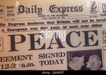 „Frieden“-Schlagzeile in der Tageszeitung Daily Express am 30.. September 1938, nachdem Neville Chamberlain das Münchner Abkommen mit Nazi-Deutschland unterzeichnet hatte. Stockfoto