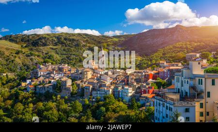 Malerische Straße mit dem Dom im Hintergrund in Novara di Sicilia, Sizilien, Italien. Erstaunliche Stadtbild von Novara di Sicilia Stadt. Bergdorf Stockfoto