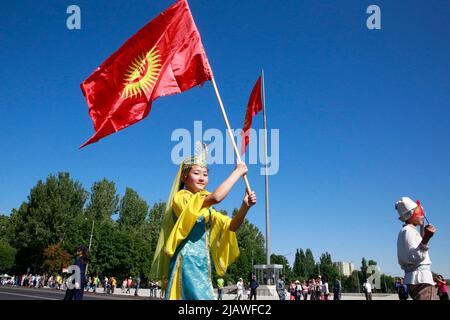 BISCHKEK, 1. Juni 2022 (Xinhua) -- Ein Kind mit der Nationalflagge Kirgisistans nimmt am 1. Juni 2022, dem Tag des Internationalen Kindertages, an einem Volkskunstfestival in Bischkek, Kirgisistan, Teil. Hier fand am Mittwoch das internationale Kinder-Folklore-Festival statt, an dem über 4.000 Kinder teilnahmen. (Foto von Roman/Xinhua) Stockfoto