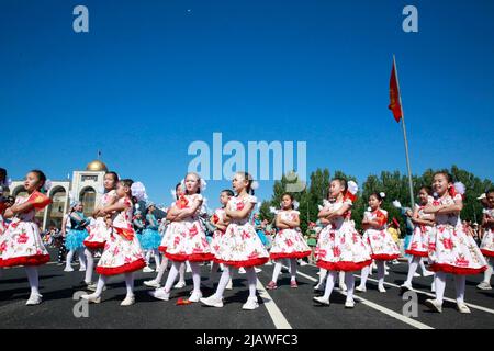 BISCHKEK, 1. Juni 2022 (Xinhua) -- Kinder treten auf einem Volkskunstfestival in Bischkek, Kirgisistan, am 1. Juni 2022, dem Tag des Internationalen Kindertages, auf. Am Mittwoch fand hier ein internationales Kinder-Folklore-Festival statt, an dem über 4.000 Kinder teilnahmen. (Foto von Roman/Xinhua) Stockfoto