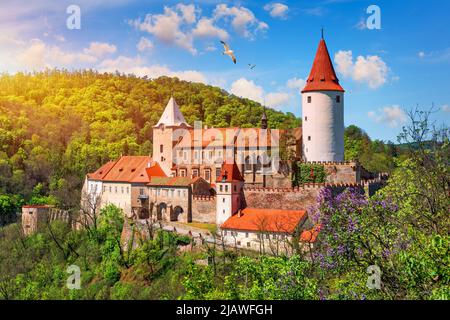 Luftaufnahme der Burg Krivoklat in Tschechien, Europa. Berühmte tschechische mittelalterliche Burg von Krivoklat, Mitteltschechische Republik. Burg Krivoklat, mediev Stockfoto