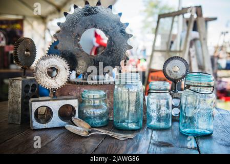 Antiquitäten zum Verkauf auf dem Brimfield Flohmarkt, Massachusetts Stockfoto