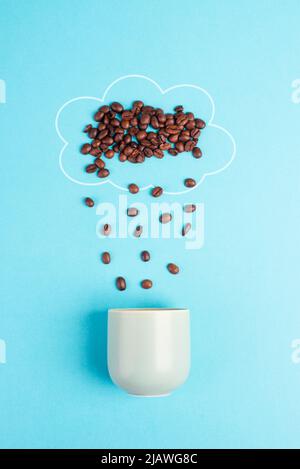 Wolke mit gerösteten Kaffeebohnen regnet in eine Tasse, machen Sie eine Pause, mit einem Espresso zum Frühstück am Morgen, heiße Getränke Zutaten auf einem blauen Stockfoto