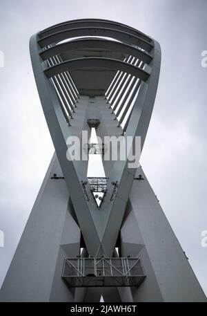 Blick auf den Spinnaker Tower am Gunwharf Quays in Portsmouth Harbour, Großbritannien. Stockfoto