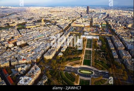 Paris mit dem Champs de Mars und dem Hotel des Invalides vom Eiffelturm Stockfoto