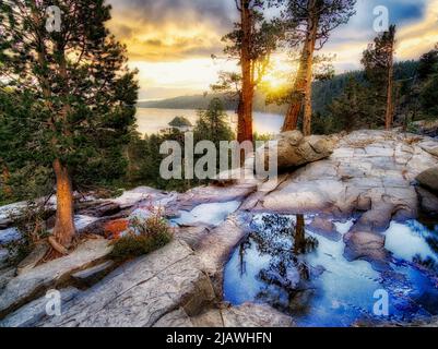 Sonnenaufgang über Emerald Bay mit Eagle Creek und Fannette Island, Lake Tahoe, Kalifornien.