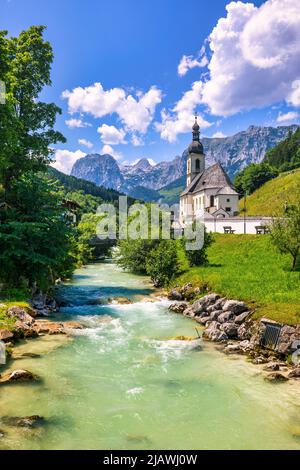 Pfarrkirche St. Sebastian im Dorf Ramsau, Nationalpark Berchtesgadener Land, Oberbayern, Deutschland. Farbenfrohe Ansicht der Pfarrkirche von Stockfoto