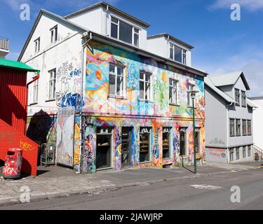 Ein mit Graffiti übersätes Haus in Reykjavik Island Stockfoto