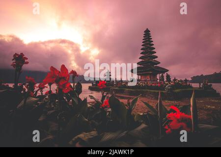 Ulun Danu Beratan Temple Landscape View Bei Sonnenaufgang In Bali, Indonesien Stockfoto