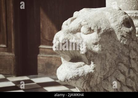 löwenkopf am Eingang der Basilika Santa Maria Maggiore in Bergamo, Italien Stockfoto