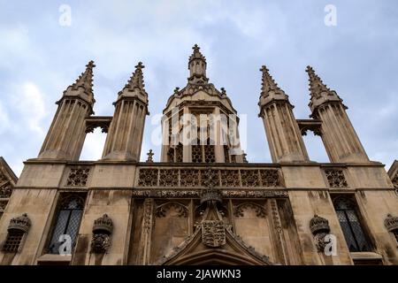 Blick auf das Gatehouse am King's College Cambridge mit Uhrenturm und Zinnen, Cambridgeshire, England, Vereinigtes Königreich. Stockfoto