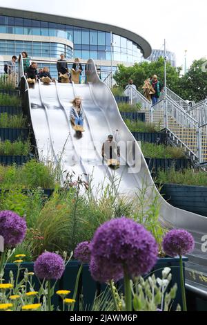 London, Großbritannien, 1.. Juni 2022. Superbloom wird am Tower of London eröffnet, um das Platinum Jubilee der Königin zu feiern, mit 20 Millionen Wildblumen, die gepflanzt und entwickelt wurden, um Bestäuber anzuziehen. Die Rutsche hinunter in den Graben erwies sich bei Familien als beliebt! Kredit :Monica Wells/Alamy Live Nachrichten Stockfoto