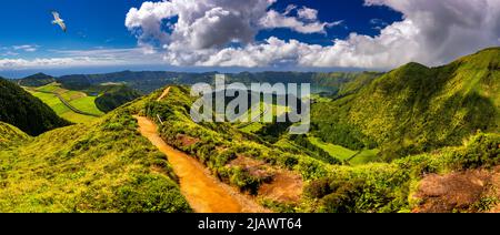 Blick auf Sete Cidades nahe Miradouro da Grota do Inferno Aussichtspunkt, Sao Miguel Insel, Azoren, Portugal. Aussichtspunkt Grota do Inferno bei Sete Cidades an Stockfoto