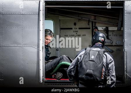 2022-06-01 13:59:46 BREDA - Königin Maxima bildet einen Fallschirmsprung in einem Flugzeug während ihres Arbeitsbesuchs zur Verteidigung para Schule. Seit 2008 bietet die Defense para School alle Fallschirmtrainings innerhalb der Streitkräfte an. ANP ROB ENGELAAR niederlande aus - belgien aus Stockfoto