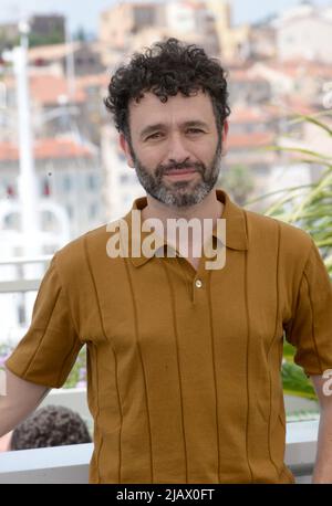 27. Mai 2022, CANNES, Frankreich: Regisseur Rodrigo Sorogoyen nimmt am 27. Mai 2022 im Palais des Festivals in Cannes, Frankreich, an der Fotozelle für „As Bestas“ Teil, die während des jährlichen Filmfestivals in Cannes 75. im Rahmen des Festivals stattfand. (Bild: © Frederick Injimbert/ZUMA Press Wire) Stockfoto