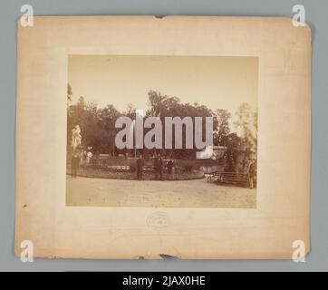 WARSCHAU der Garten in Łazienki in der Ferne ein Fragment des Amphitheaters im Vordergrund ein Brunnen zwei skulpturale Gruppen an den Pfaden Mieczkowski, Jan (1830 1889) Stockfoto