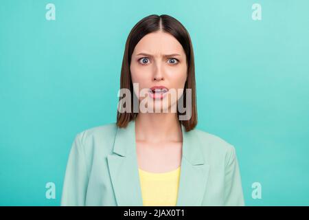 Foto von unzufrieden hübsche Person schauen Kamera kann nicht glauben mürrischen Augenbrauen isoliert auf türkisfarbenem Hintergrund Stockfoto