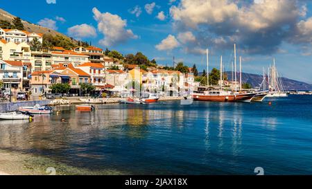 Agia Effimia, Kefalonia, Griechenland – 18. September 2019: Blick auf die Straße und den Hafen im Dorf Agia Effimia auf der Insel Kefalonia (Ionische Insel) in GRE Stockfoto