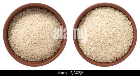 Rohe Quinoa in Schale isoliert auf weißem Hintergrund, Draufsicht, gesunde Ernährung Produkt Stockfoto
