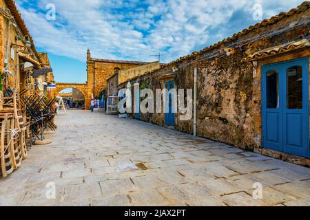 Das malerische Dorf Marzamemi, in der Provinz Syrakus, Sizilien. Platz von Marzamemi, einem kleinen Fischerdorf, Provinz Siracusa, Sizilien, IT Stockfoto