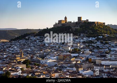 Blick auf das Dorf Alcalá la Real und die Festung La Mota, Zitadelle und Burg bei Sonnenuntergang seit San Mar Stockfoto